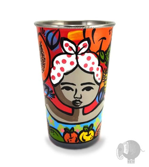 Vaso de Palenqueras con frutas de fondo.