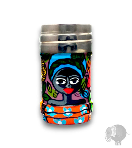 Salero de Palenqueras negra con Turbante con frutas de fondo.